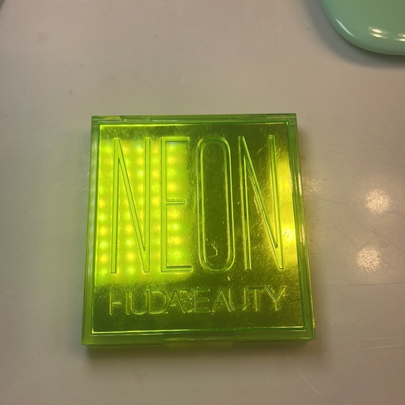 Neon Huda Beauty palette - Picture 2 of 4